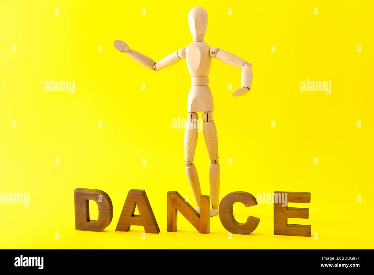 Mannequin en bois avec DANSE verbale sur fond de couleur Banque D'Images