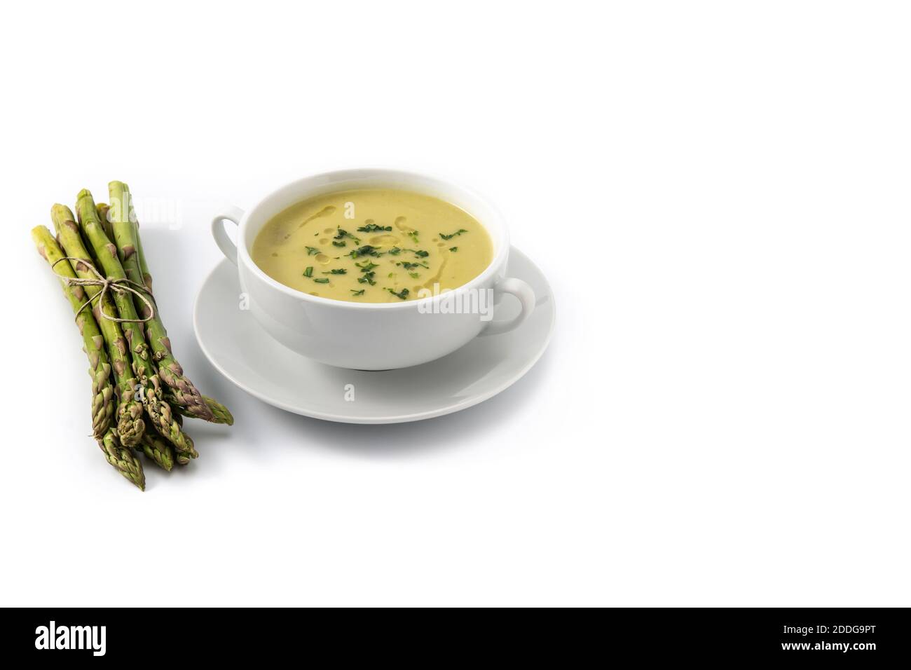 Soupe d'asperges fraîches isolée sur fond blanc Banque D'Images
