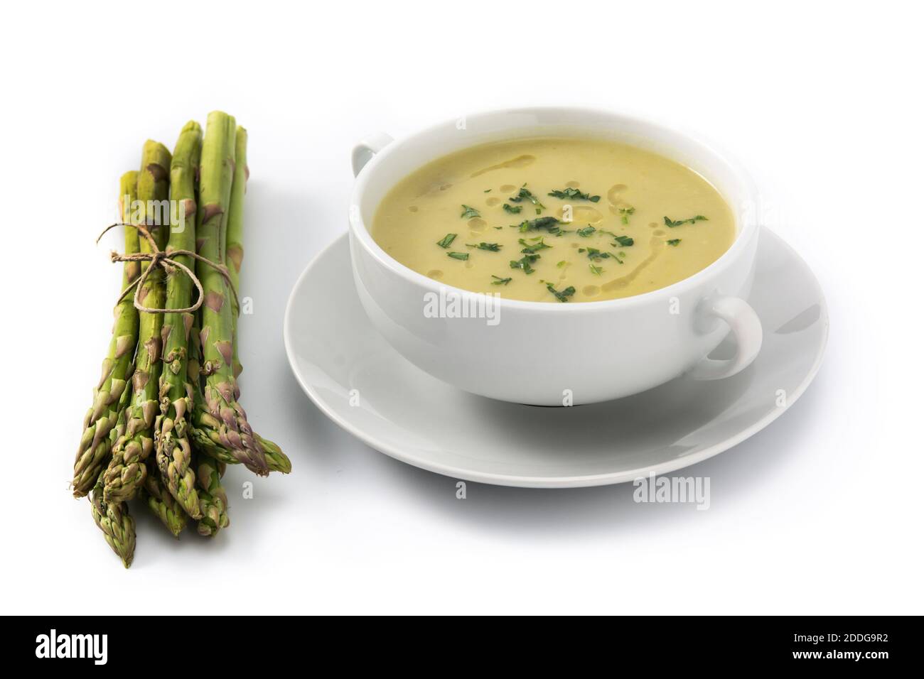 Soupe d'asperges fraîches isolée sur fond blanc Banque D'Images