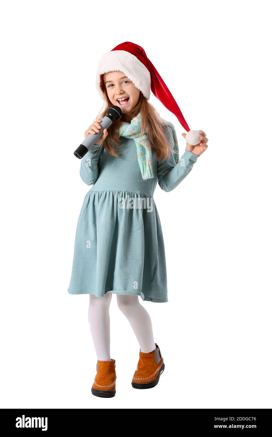 Jolie petite fille en chapeau de père Noël chantant la chanson de Noël arrière-plan blanc Banque D'Images