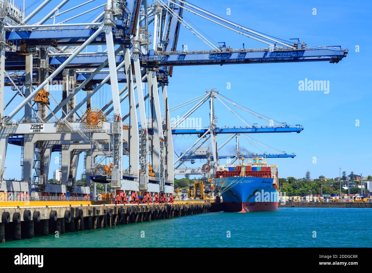 Un navire à conteneurs sous les grues géantes du port d'Auckland, Nouvelle-Zélande Banque D'Images