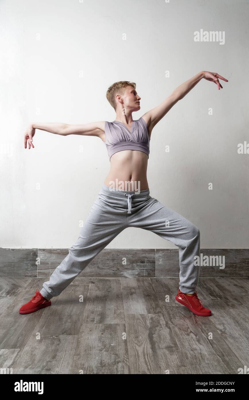 Femme en posture de danse, bras étirés Banque D'Images