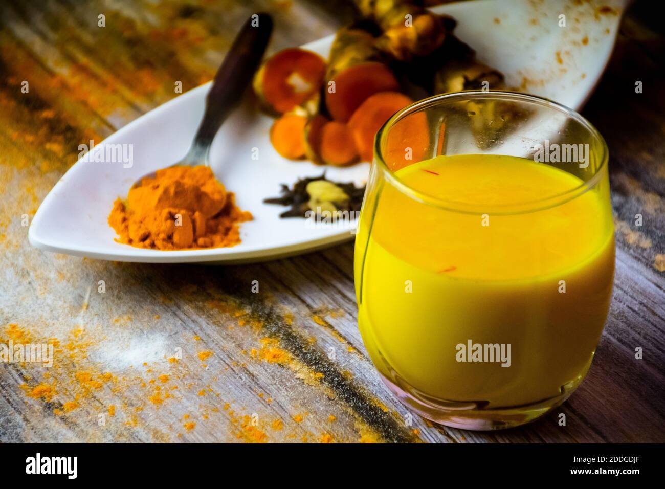 Lait curcuma qui augmente l'immunité et est bon pour la santé. Recette indienne célèbre pour les boissons. Banque D'Images