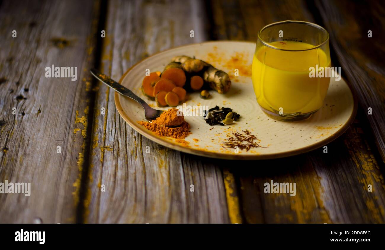 Lait curcuma qui augmente l'immunité et est bon pour la santé. Recette indienne célèbre pour les boissons. Banque D'Images