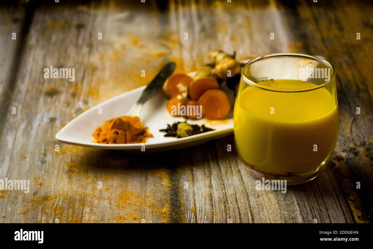 Lait curcuma qui augmente l'immunité et est bon pour la santé. Recette indienne célèbre pour les boissons. Banque D'Images