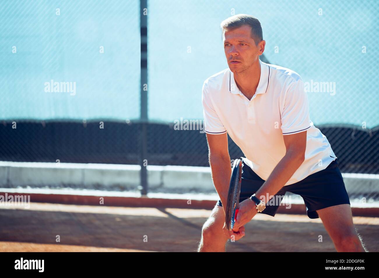 Joueur de tennis debout sur le court de tennis Banque D'Images
