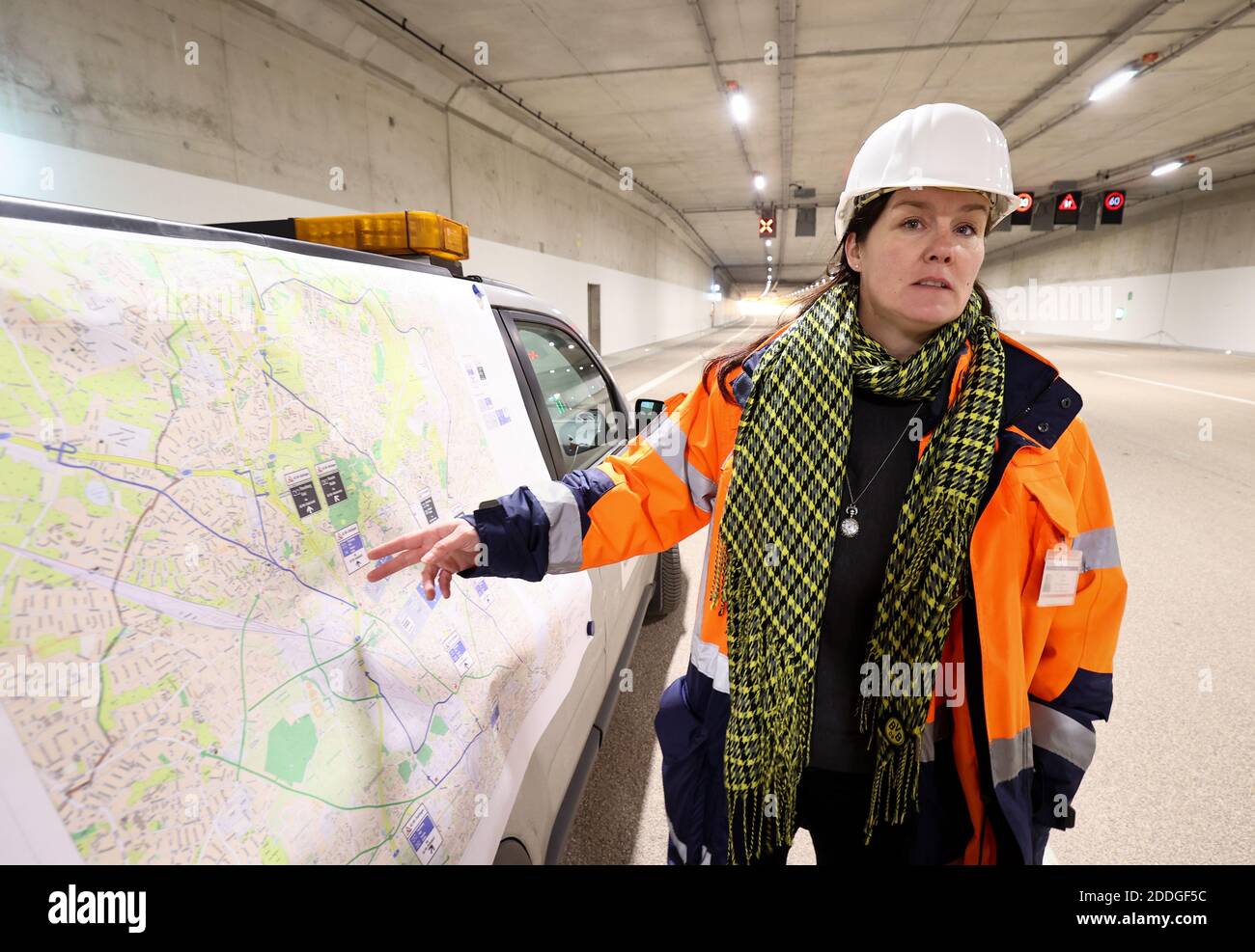 Hambourg, Allemagne. 25 novembre 2020. Karina Fischer, coordination du projet A7 expansion, explique les déviations de circulation prévues pour la fermeture complète de l'autoroute A7 sur une carte de la ville lors d'une inspection dans le tunnel ouest du tunnel de Stellingen peu avant l'achèvement. Credit: Christian Charisius/dpa/Alay Live News Banque D'Images