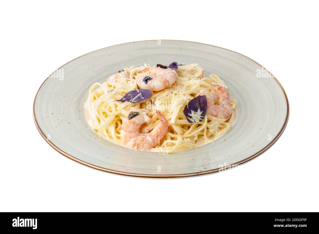 Spaghetti aux pâtes de crevettes isolées sur blanc Banque D'Images