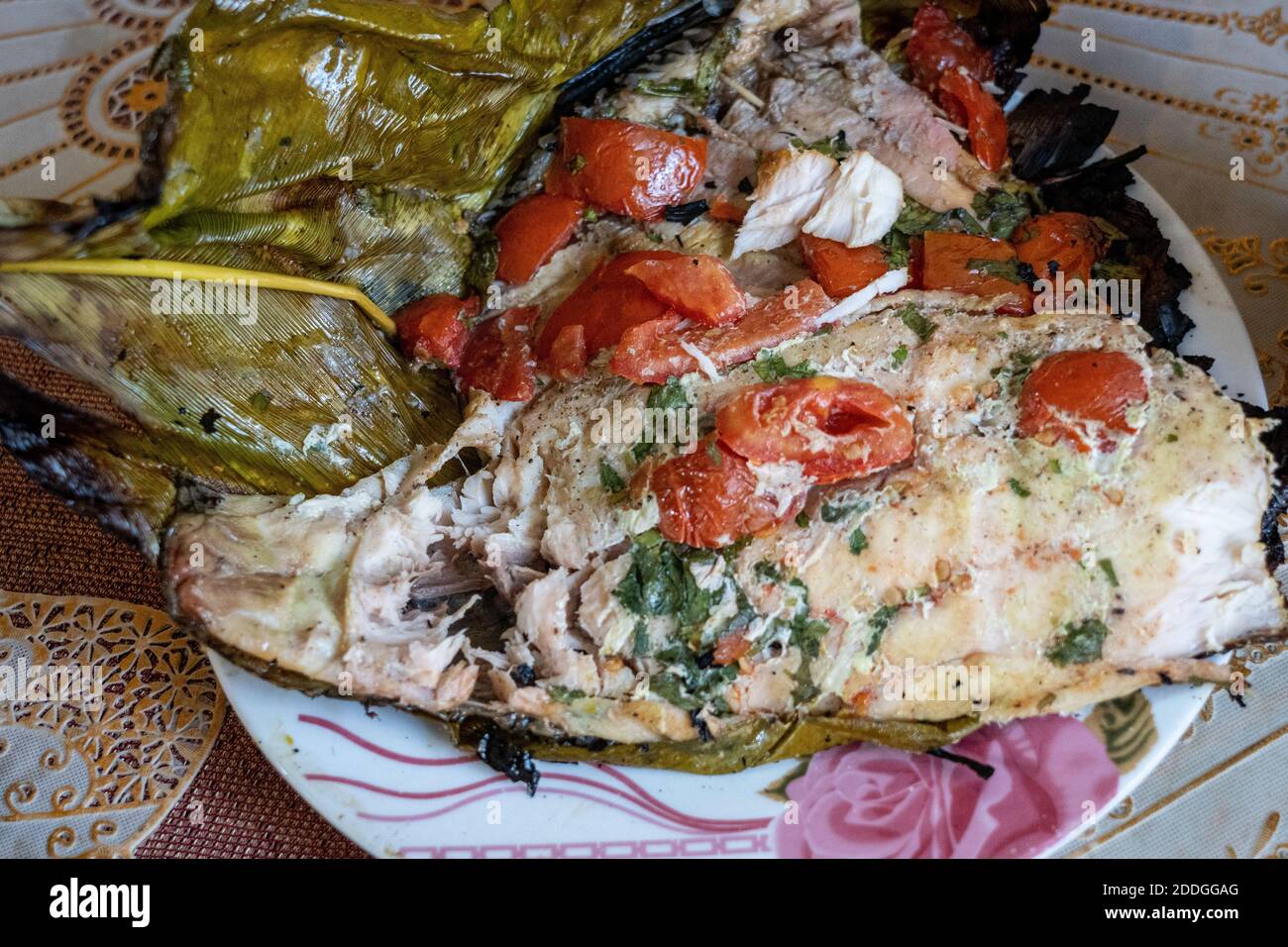 Le poisson cuit à la vapeur à la feuille de bijao est un plat péruvien  traditionnel De l'Amazon Photo Stock - Alamy
