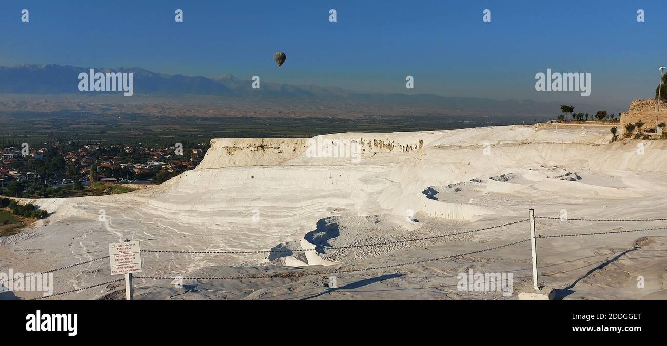 Vue panoramique sur les montagnes blanches de Pamukale Banque D'Images
