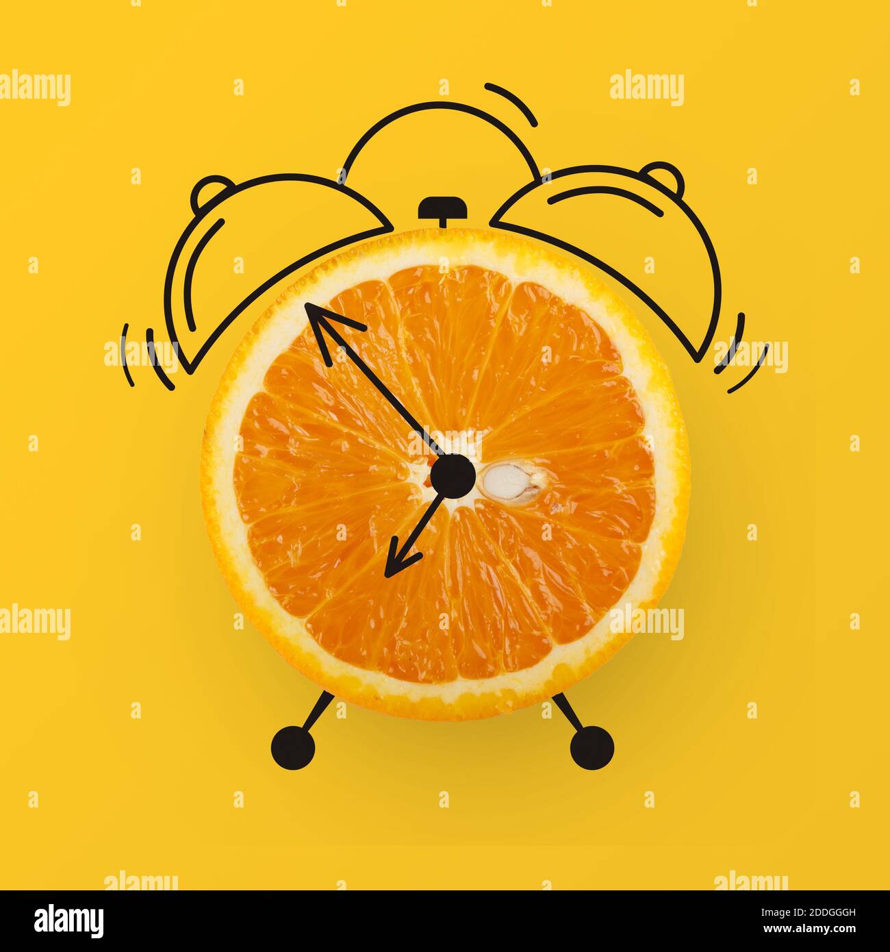 Horloge composée de demi-tranches de fruits de lime et de flèches tracées et des cloches Banque D'Images