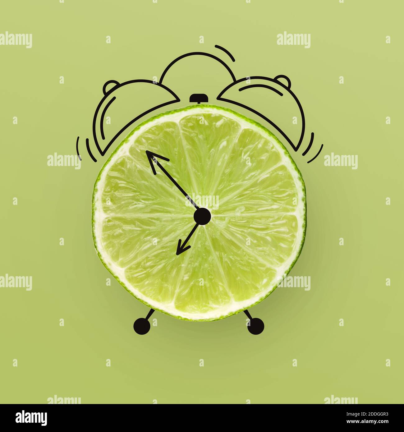 Horloge composée de demi-tranches de fruits de lime et de flèches tracées et des cloches Banque D'Images