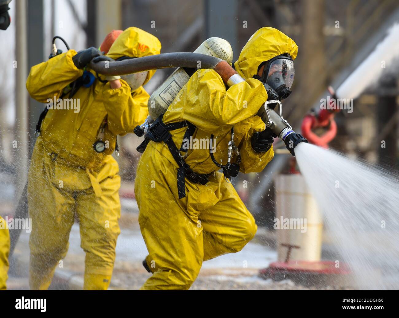 Wuhai, région autonome de la Mongolie intérieure de la Chine. 25 novembre 2020. Les pompiers participent à un exercice d'urgence contre les risques chimiques et les accidents d'hiver à Wuhai, dans la région autonome de Mongolie intérieure, dans le nord de la Chine, le 25 novembre 2020. Crédit: Peng Yuan/Xinhua/Alay Live News Banque D'Images