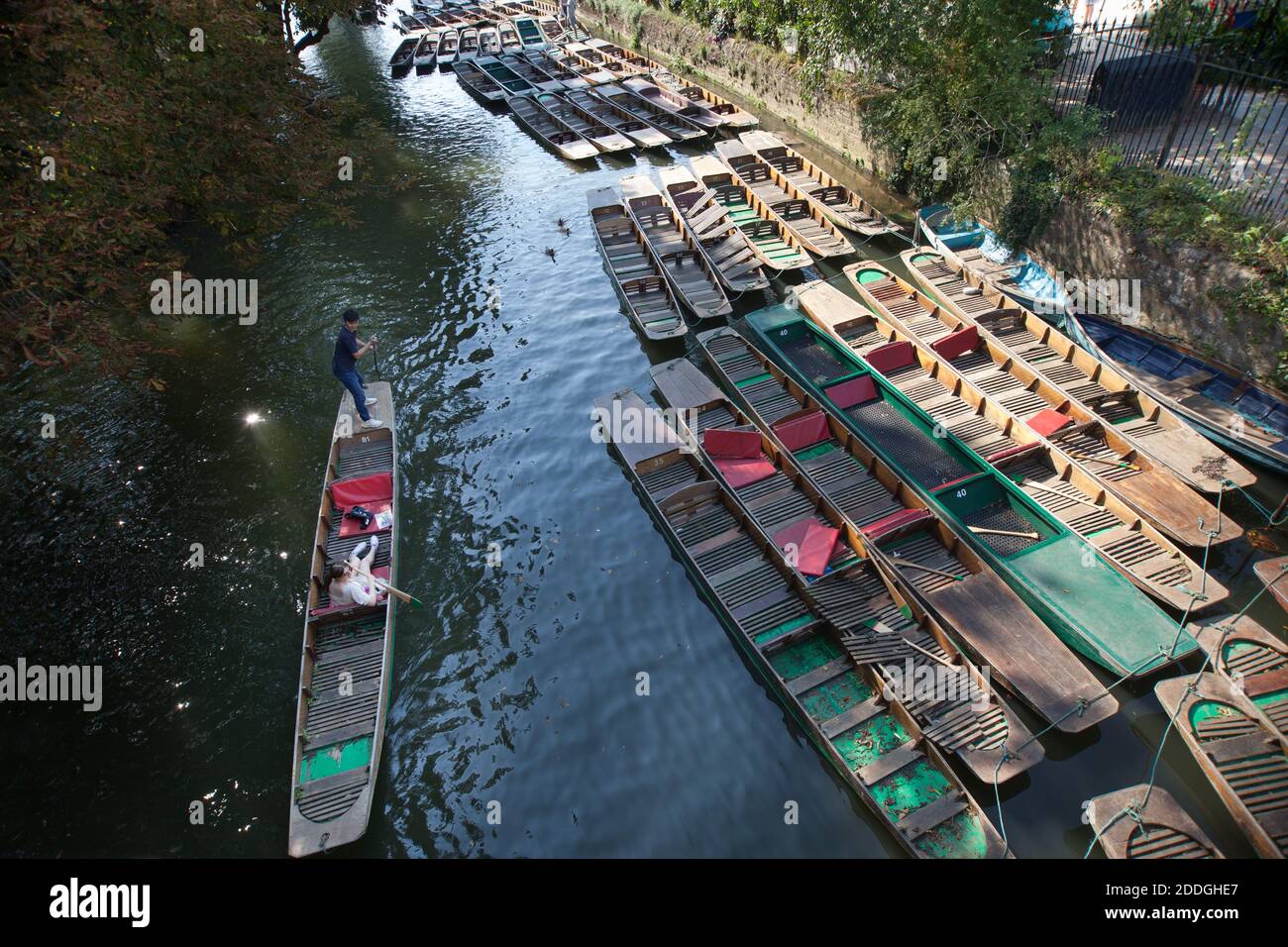 Des gens qui puntent sur la rivière Cherwell à Oxford au Royaume-Uni, pris le 15 septembre 2020 Banque D'Images