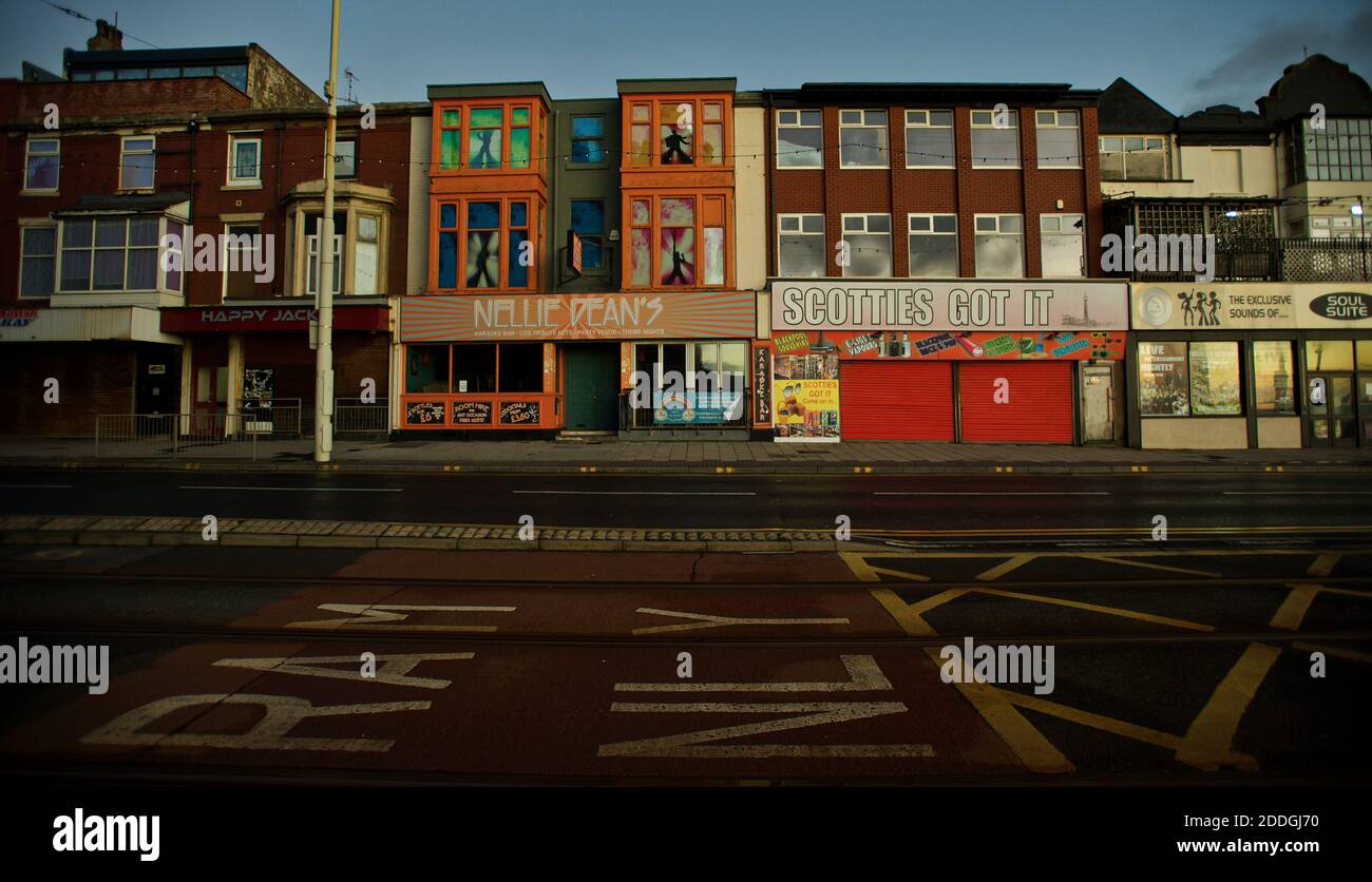 Blackpool rue déserte, magasins fermés sur la promenade, Blackpool, Angleterre Banque D'Images