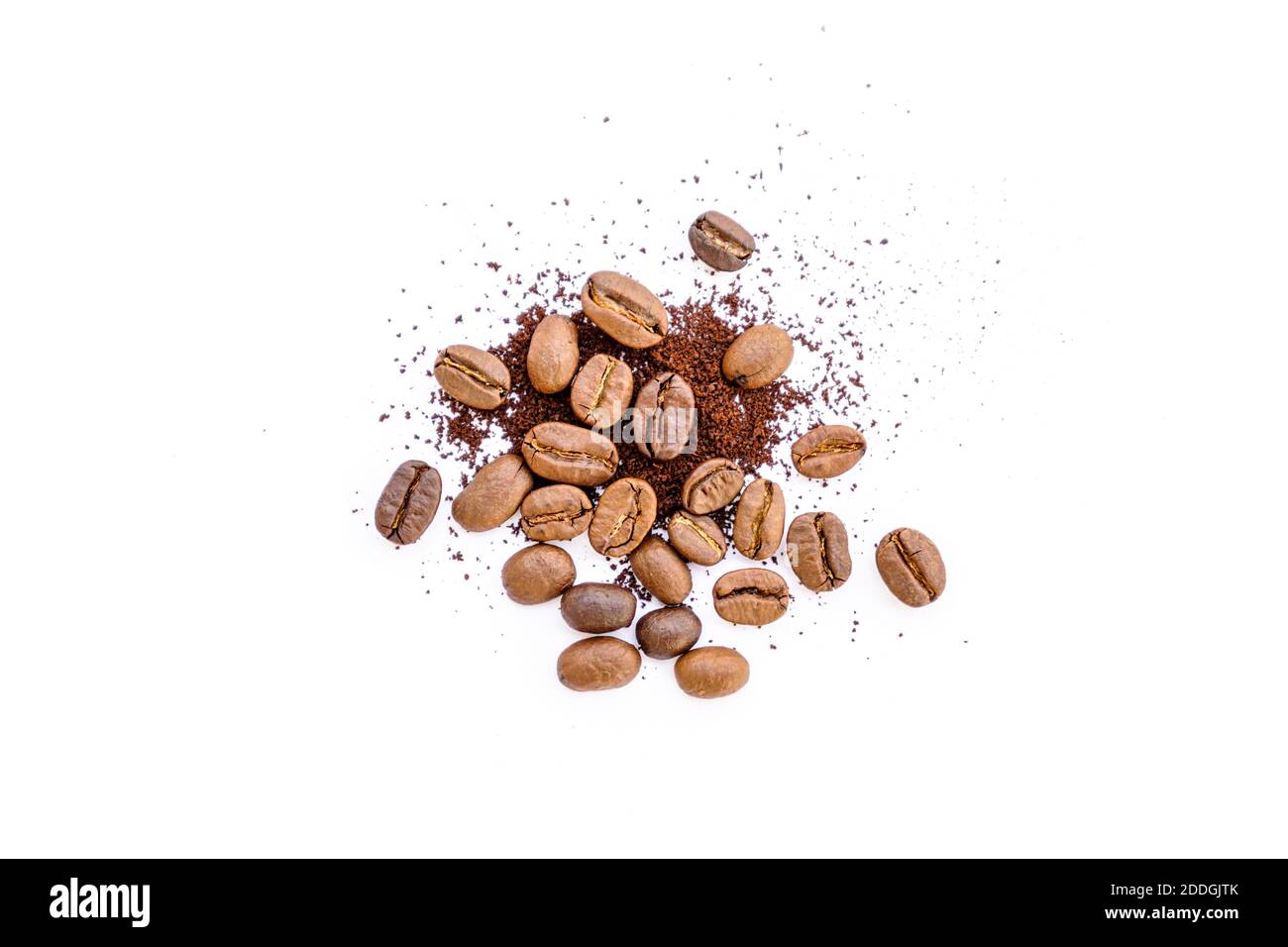 Grains de café torréfiés avec café moulu sur fond blanc Banque D'Images