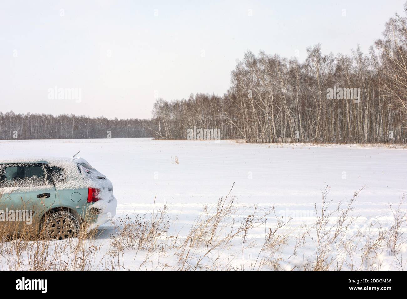 voiture coincée dans la neige tout-terrain à la lumière du jour avec pelle  et mise au point sélective 12631510 Photo de stock chez Vecteezy