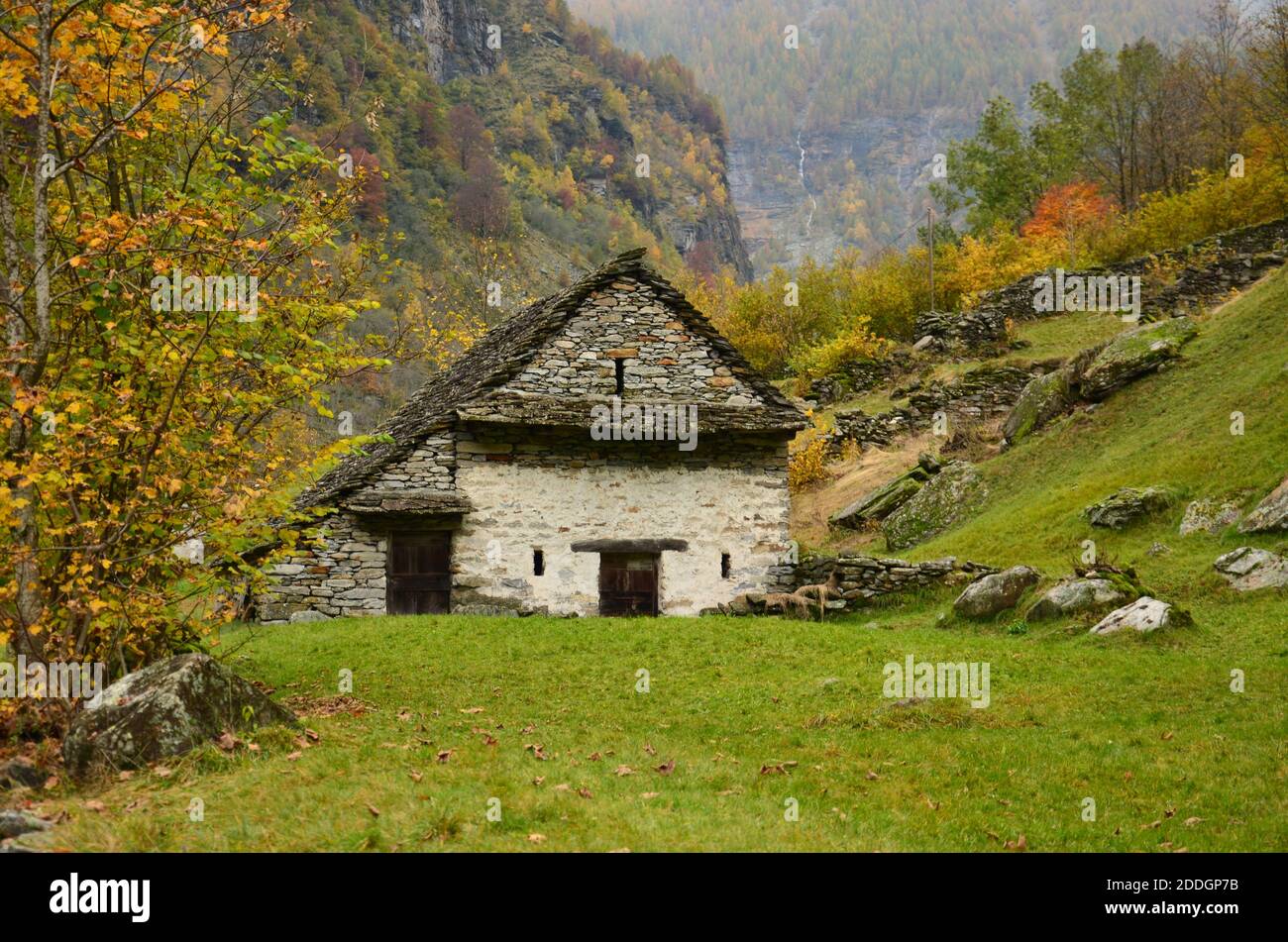 Ancienne maison en pierre dans les montagnes Banque D'Images