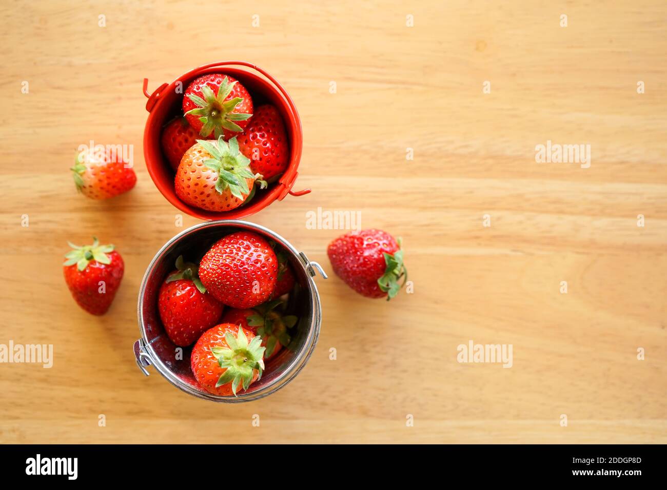 fraise fraîche dans un petit seau d'eau en acier inoxydable sur bois bureau avec espace pour copier Banque D'Images