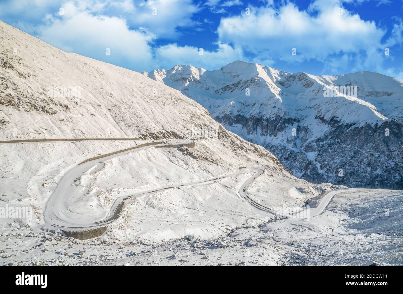 Vue imprenable sur les montagnes de Fagaras en hiver. La crête de la montagne pleine de neige. Il y a une des belles routes du monde, Transfagarasan Banque D'Images