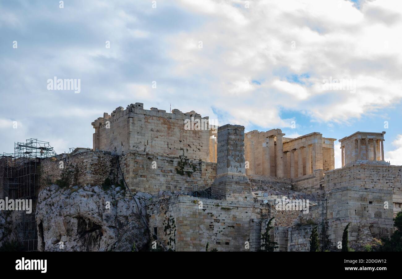 Athènes, Grèce. Rocher de l'Acropole et porte de Propylaea, vue depuis la colline d'Areopagus, ciel bleu ciel nuageux, journée ensoleillée Banque D'Images