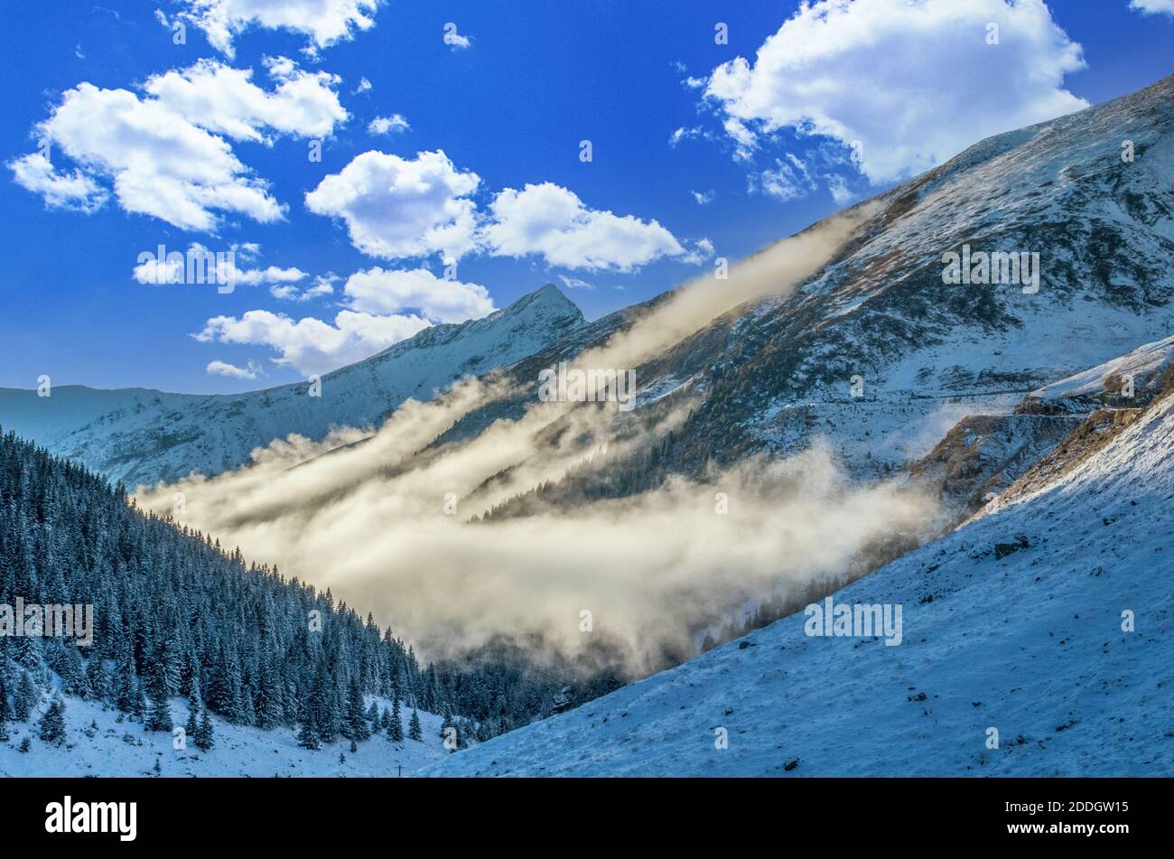 Vue imprenable sur les montagnes de Fagaras en hiver. La crête de la montagne pleine de neige. Il y a une des belles routes du monde, Transfagarasan Banque D'Images