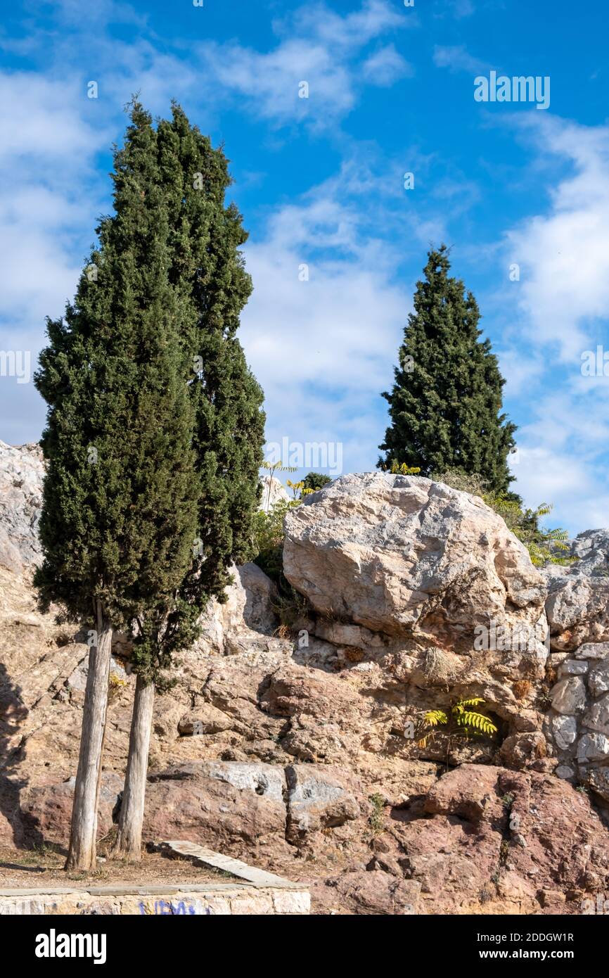 Athènes, Grèce. Escalier en pierre jusqu'à la colline d'Areopagus, ciel bleu dans un jour ensoleillé, photo verticale. Banque D'Images