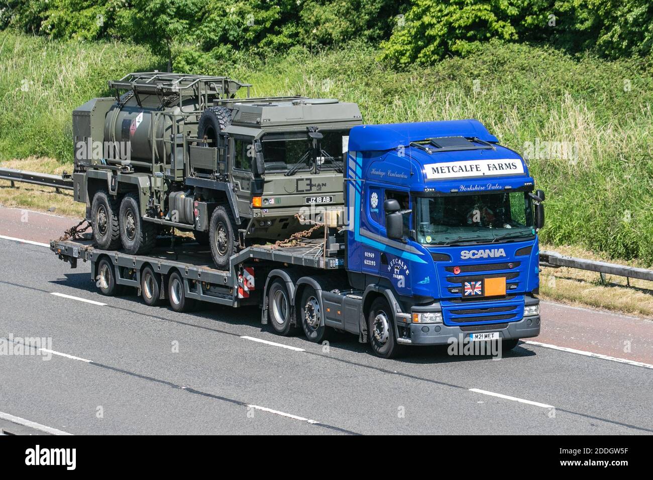 Metcalfe Farms Scania transport de véhicules Forces armées transport de marchandises, camion-citerne militaire à transport lourd, CAMION-CAMION de TRANSPORT à faible charge sur le M6 à Manchester au Royaume-Uni Banque D'Images