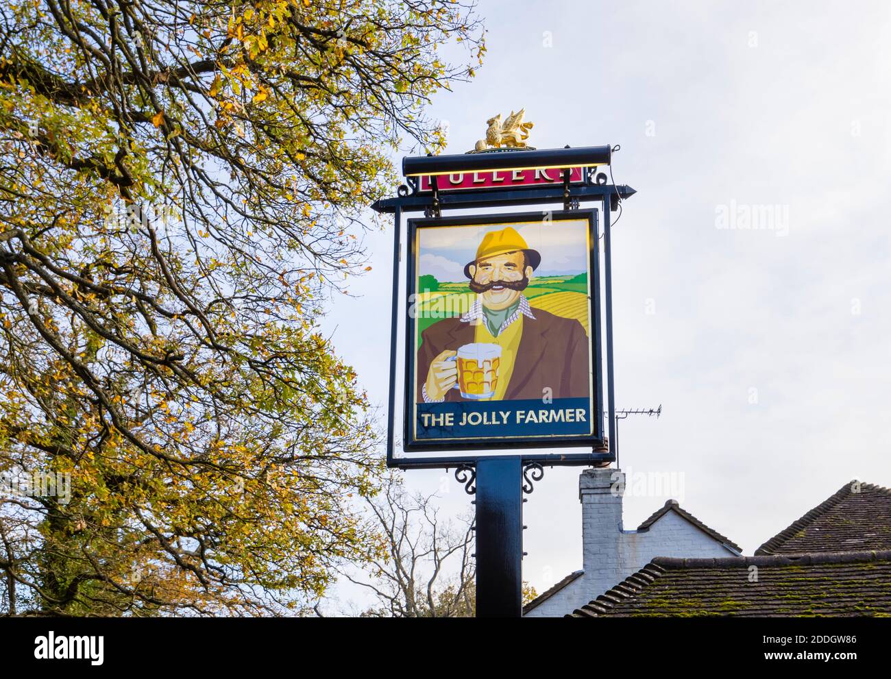 L'auberge de route Fullers signe du Jolly Farmer, un pub rural de campagne sur Whitmoor Common, à Worplesdon, un village près de Guildford, au sud-est de l'Angleterre Banque D'Images