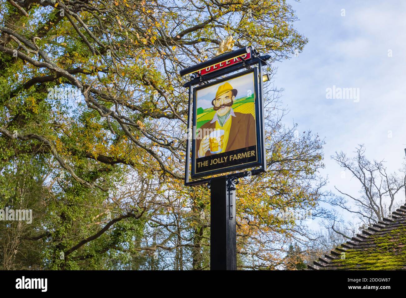 L'auberge de route Fullers signe du Jolly Farmer, un pub rural de campagne sur Whitmoor Common, à Worplesdon, un village près de Guildford, au sud-est de l'Angleterre Banque D'Images