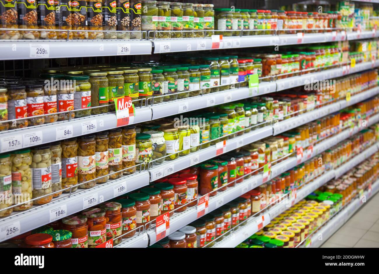 Kaliningrad, Russie - 18 novembre 2020 : légumes en conserve sur les étagères du supermarché russe local. Banque D'Images