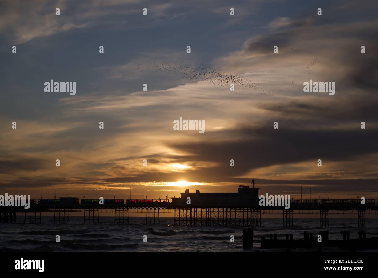 Moody beau coucher de soleil de Worthing Pier avec une murmure d'étoiles au-dessus de la jetée. Banque D'Images