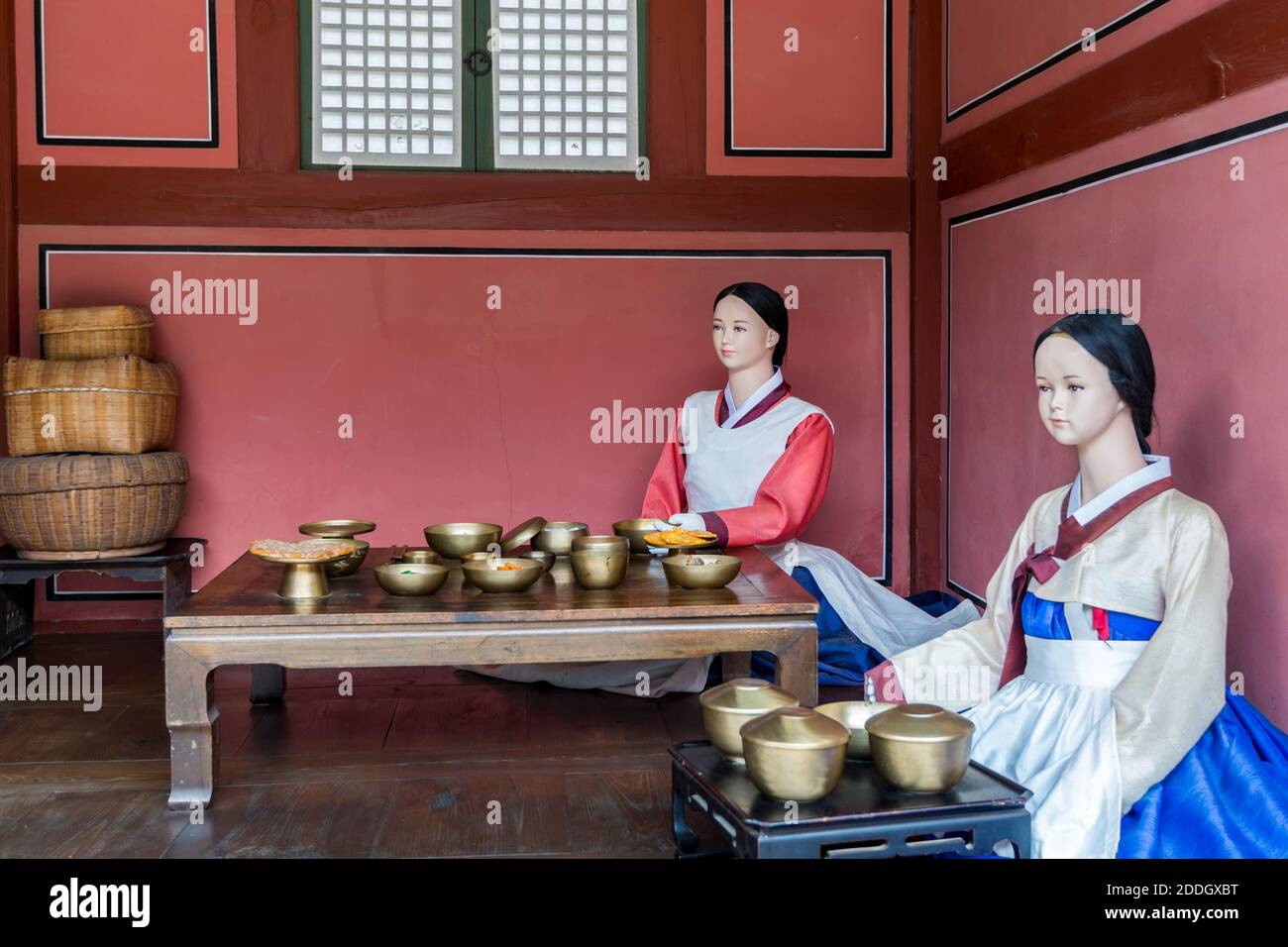 Statue de personnes portant des vêtements traditionnels travaillant dans la cuisine du palais Hwaseong Haenggung, où le roi Jeongjo et la famille royale ont reculé Banque D'Images