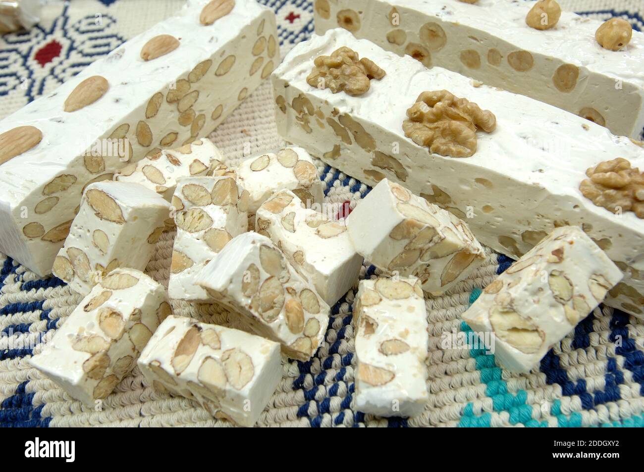 Usine artisanale de nougat mou de Tonara en Sardaigne De l'Italie fait avec des amandes et des noix Banque D'Images