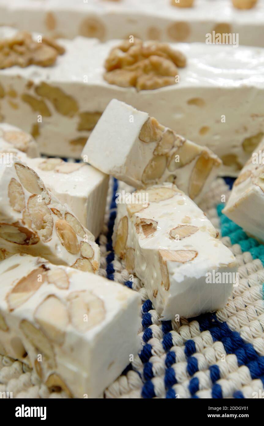 Usine artisanale de nougat mou de Tonara en Sardaigne De l'Italie fait avec des amandes et des noix Banque D'Images