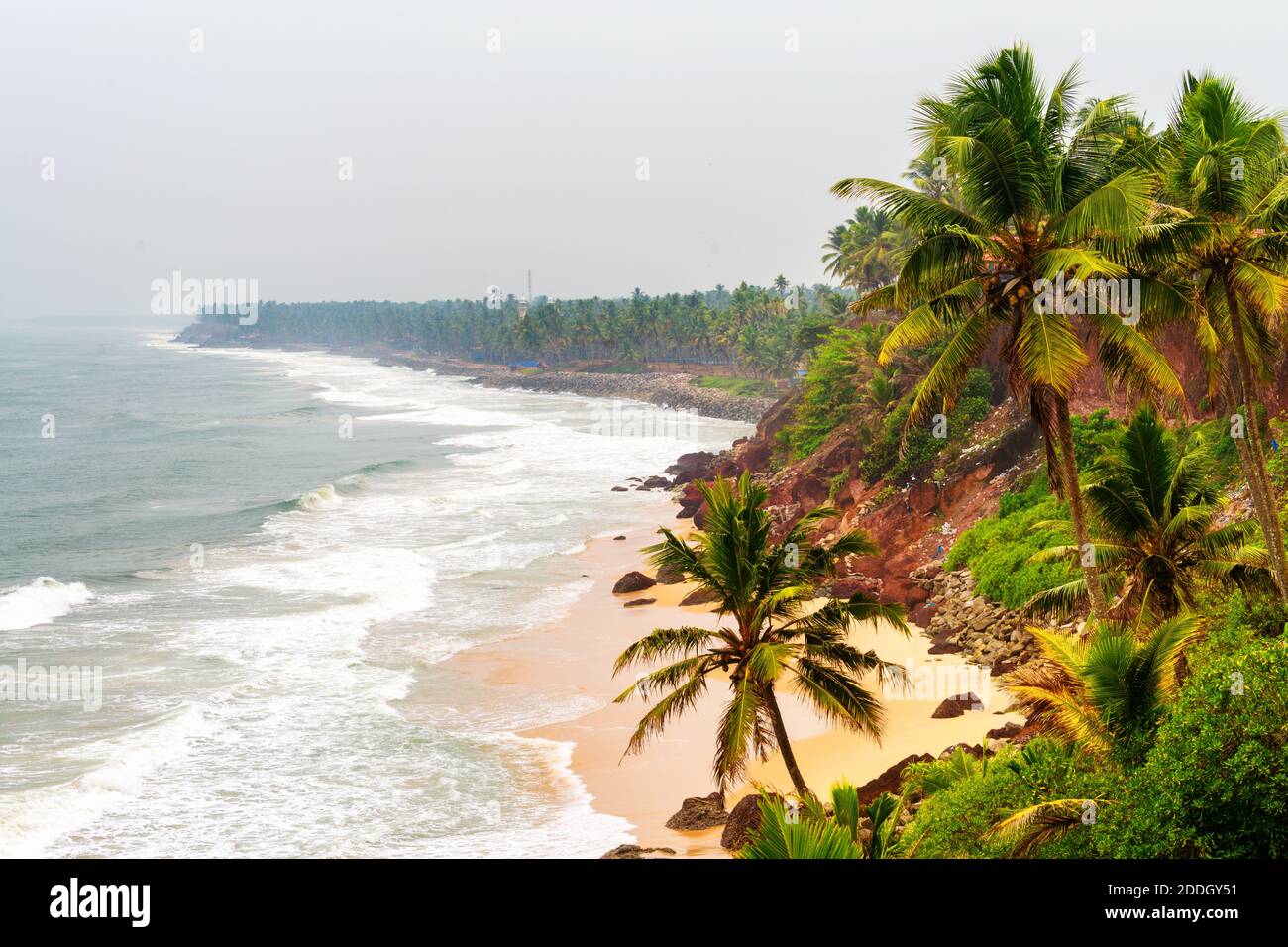 Kerala, Inde. Plage de Varkala avec divers cafés et restaurants à la falaise avec la mer de Laccadive et plage de Varkala à Kerala, Inde Banque D'Images