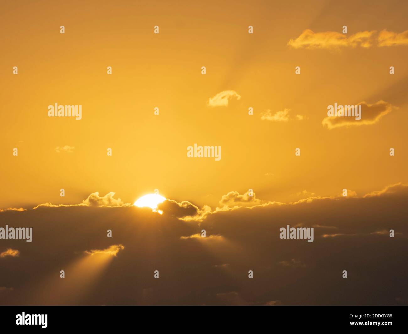 Coucher de soleil orange qui donne sur le golfe du Mexique depuis l'île de Sanibel Floride aux États-Unis Banque D'Images