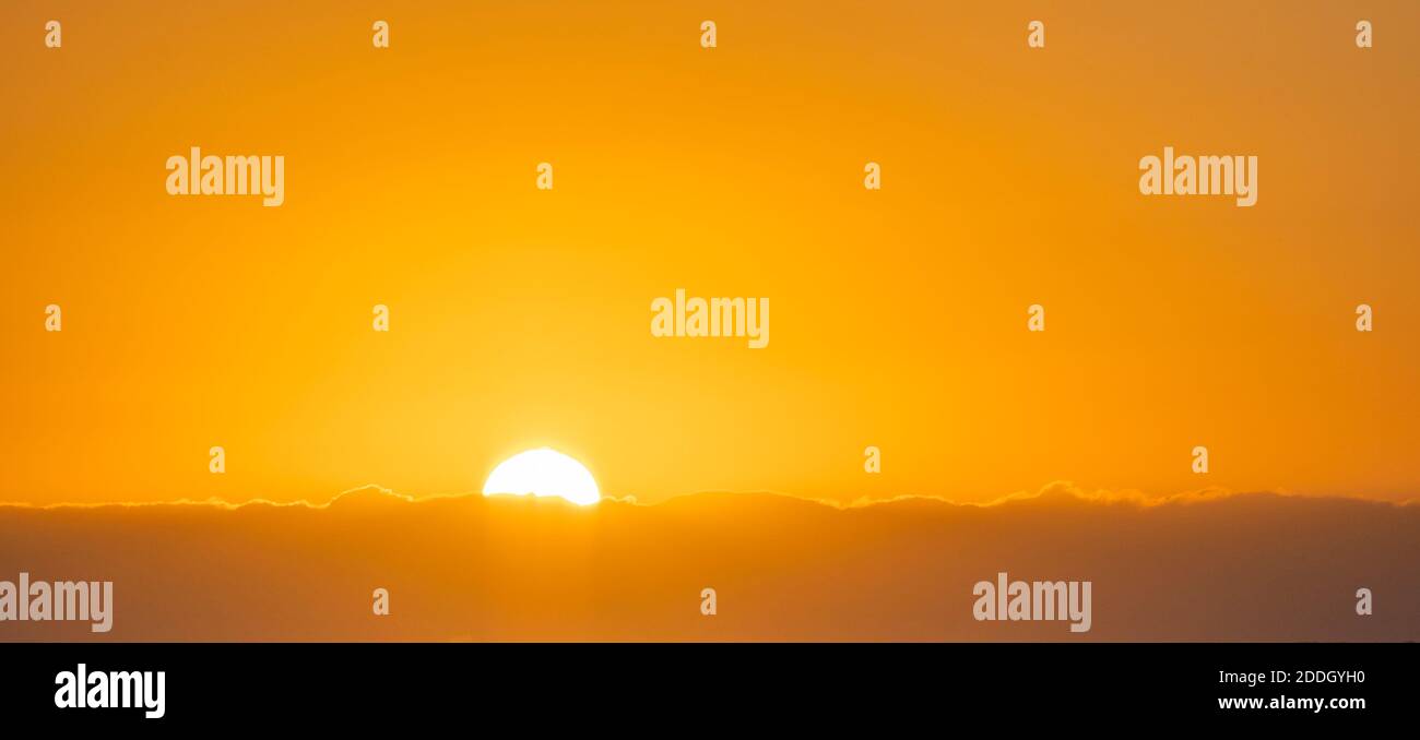 Coucher de soleil orange qui donne sur le golfe du Mexique depuis l'île de Sanibel Floride aux États-Unis Banque D'Images