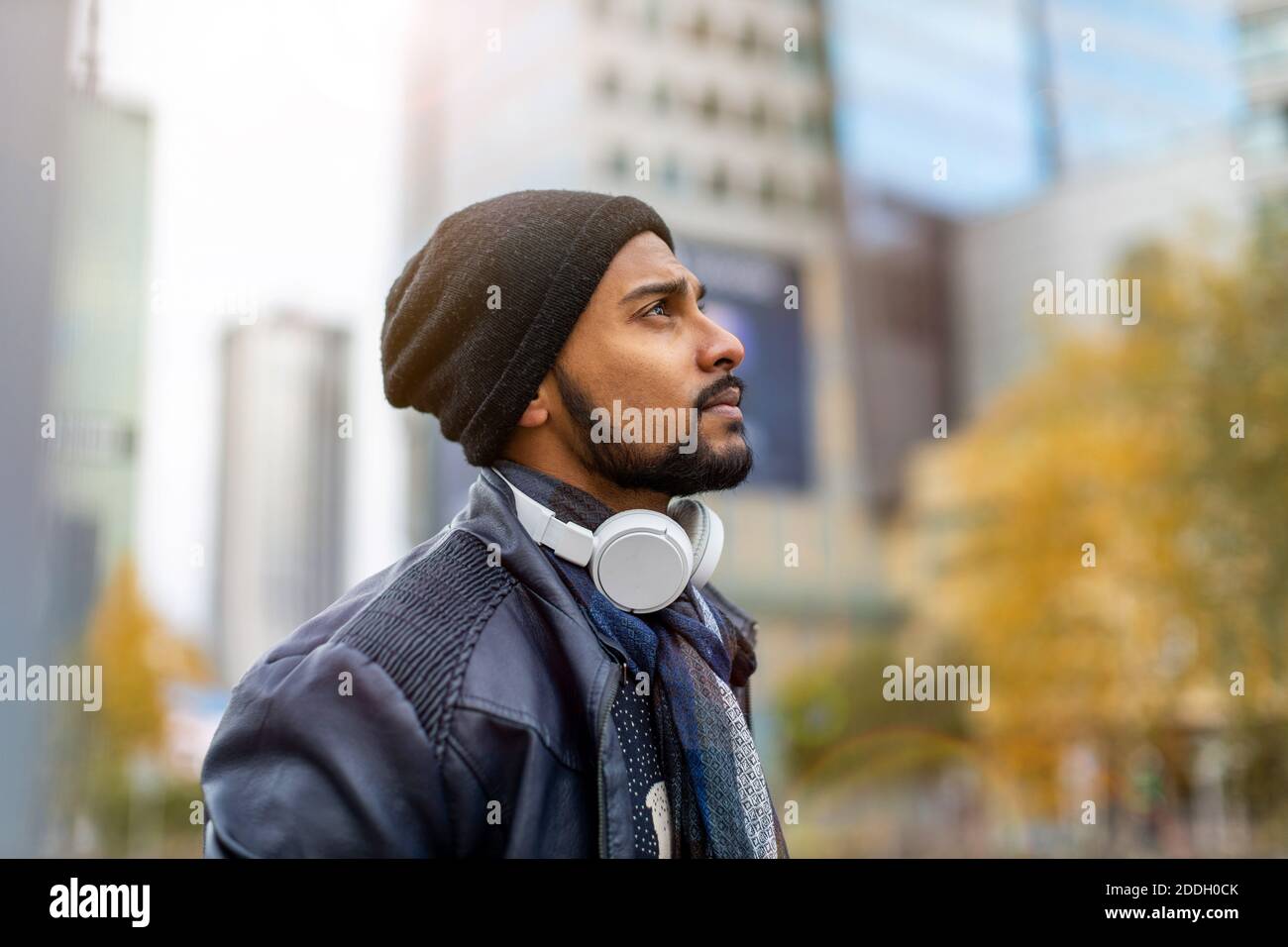 Portrait d'un beau jeune homme dans la rue de la ville Banque D'Images