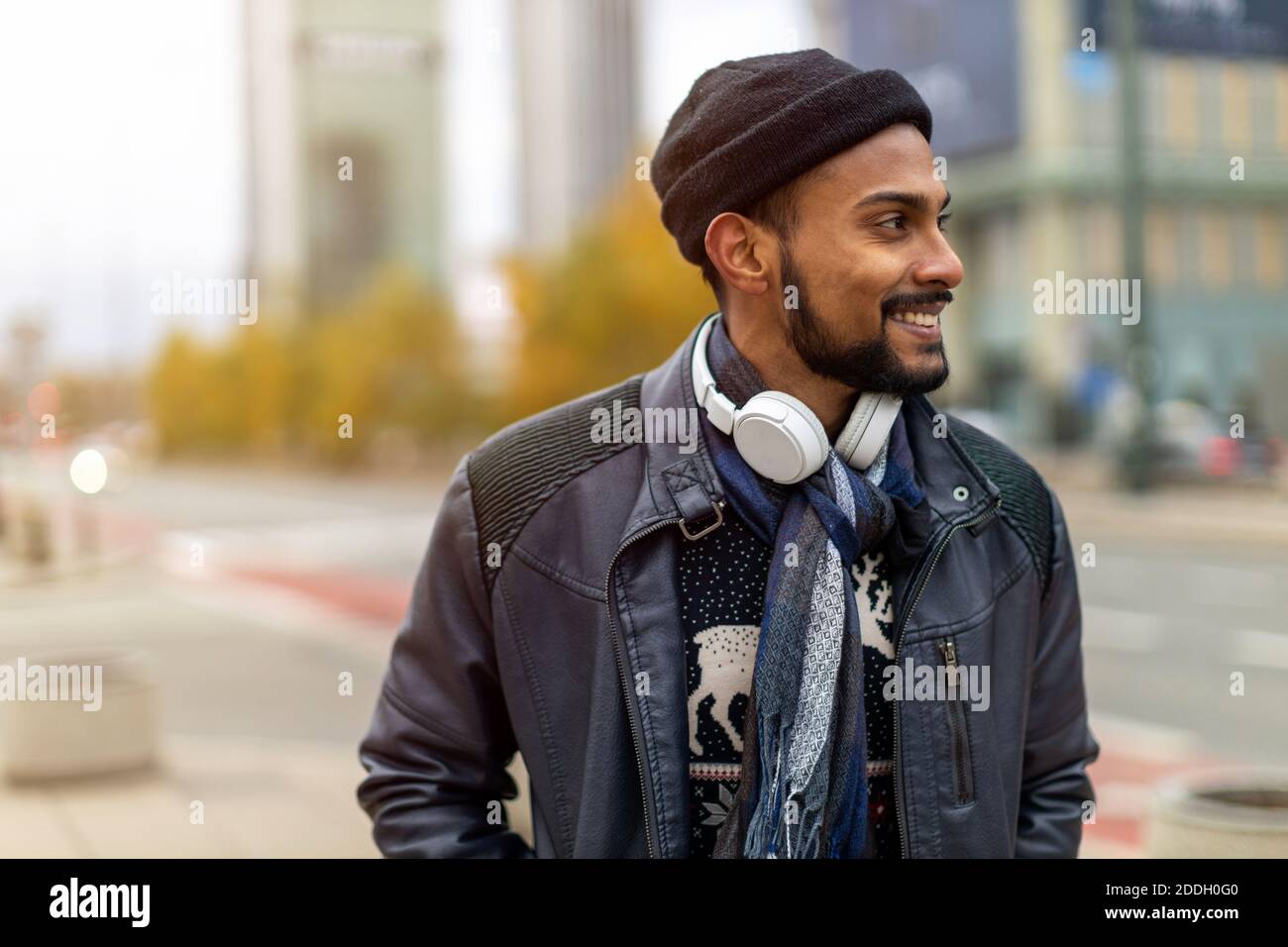 Portrait d'un beau jeune homme dans la rue de la ville Banque D'Images