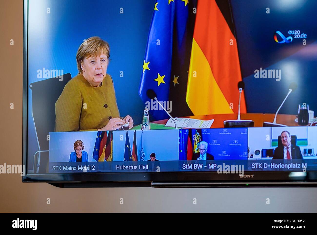 25 novembre 2020, Schleswig-Holstein, Kiel: Angela Merkel (CDU), Chancelière allemande, prend la parole lors d'une vidéoconférence lors des consultations des premiers ministres allemands. Photo: Axel Heimken/dpa Banque D'Images
