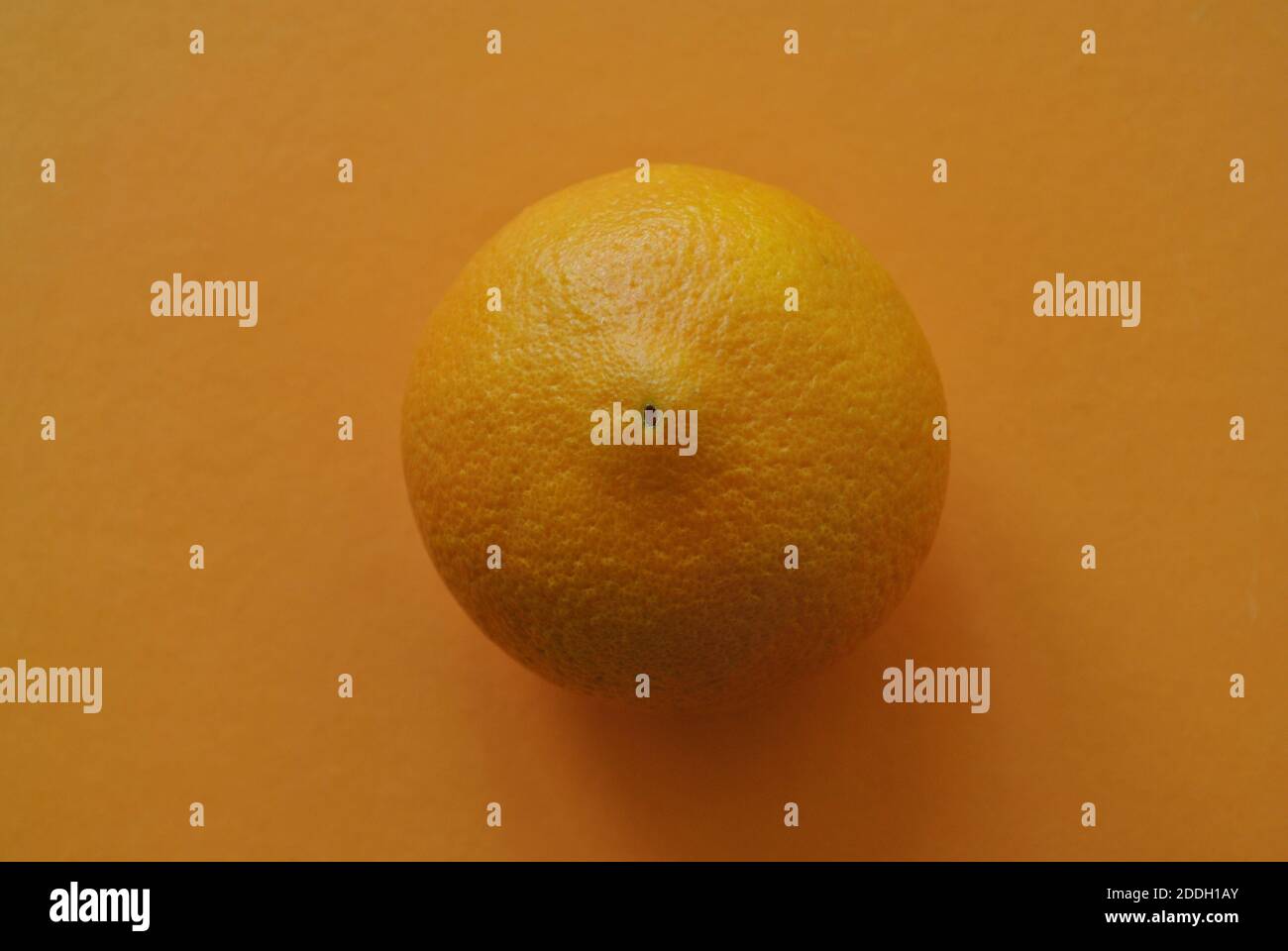 Mandarine, fruits sur fond orange Banque D'Images