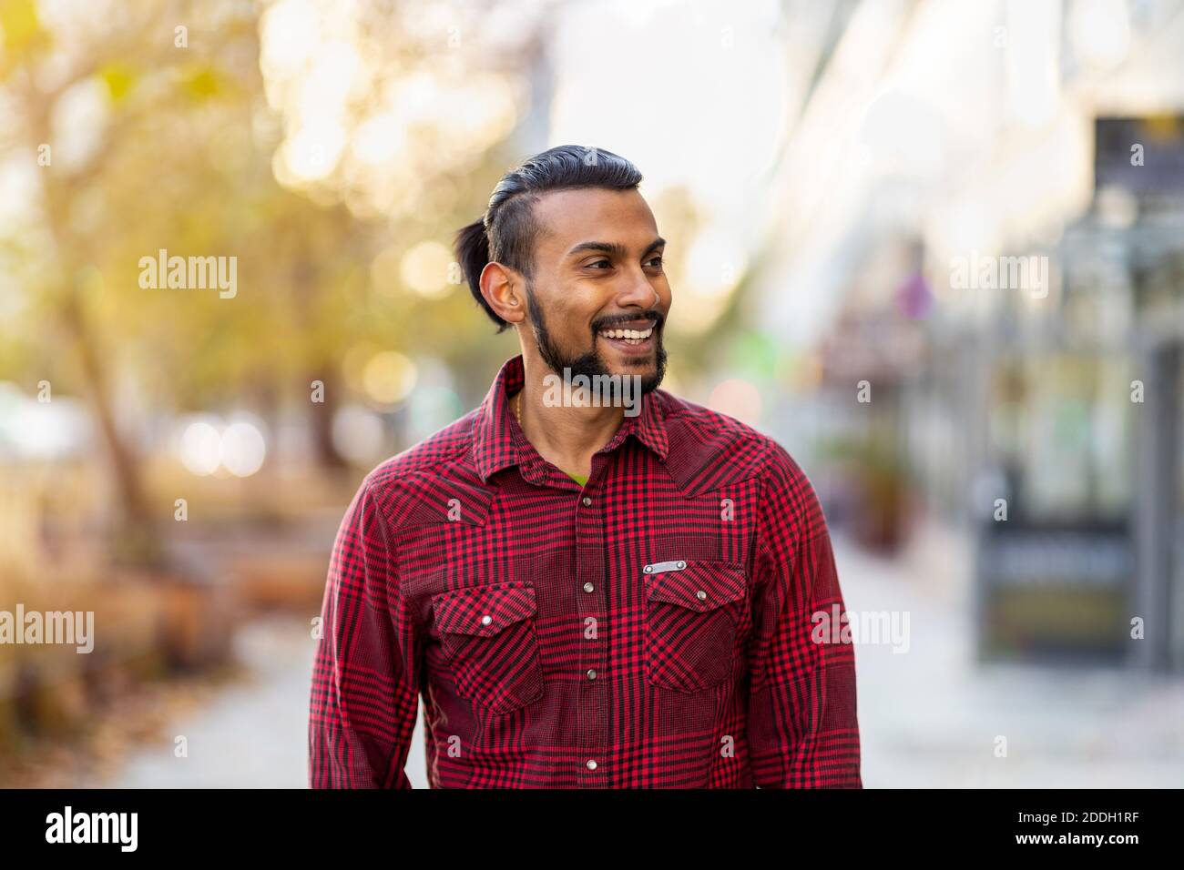 Portrait d'un beau jeune homme dans la rue de la ville Banque D'Images
