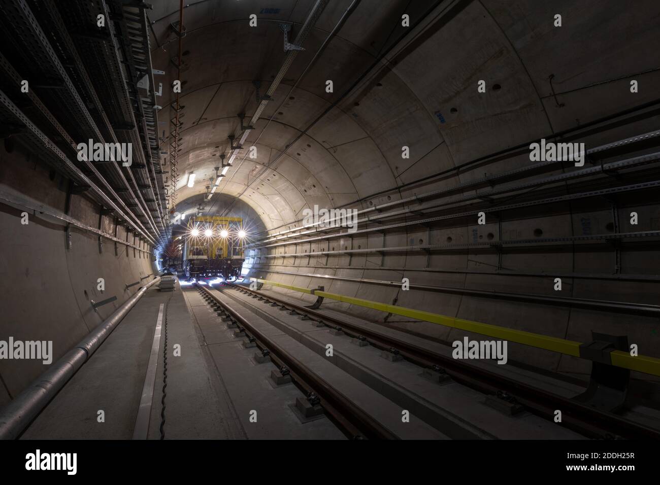 Véhicule d'entretien de la ligne de chemin de fer pendant les travaux dans un tunnel de métro. Varsovie, Pologne – octobre 2019 Banque D'Images