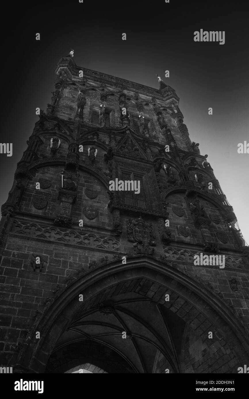 Vanne de pulvérisation. L'ancienne tour gothique de Prague. Image en noir et blanc. Banque D'Images