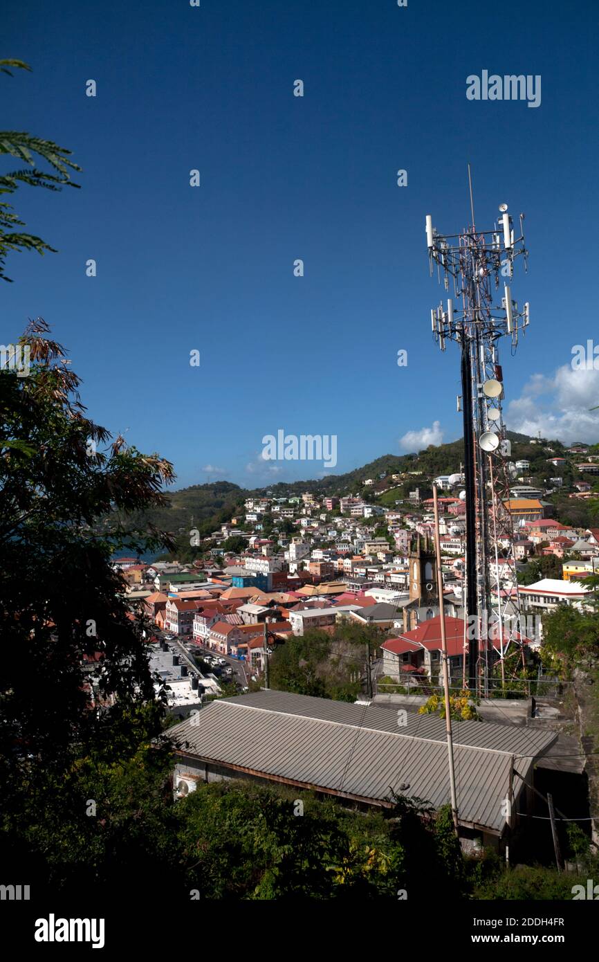 tour de communications et ville de la baie de fort george st george îles éoliennes de grenade antilles Banque D'Images