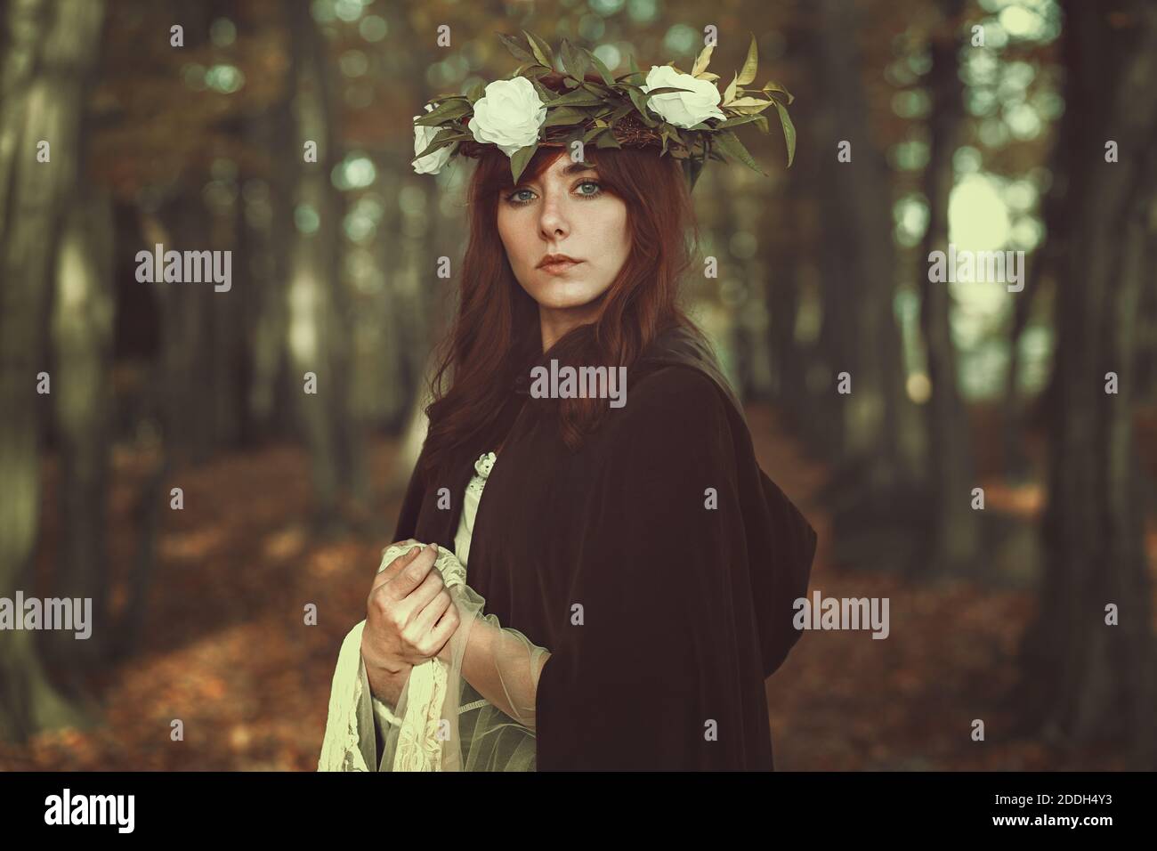 Portrait d'automne de la jeune fille médiévale. Couleurs vintage Banque D'Images