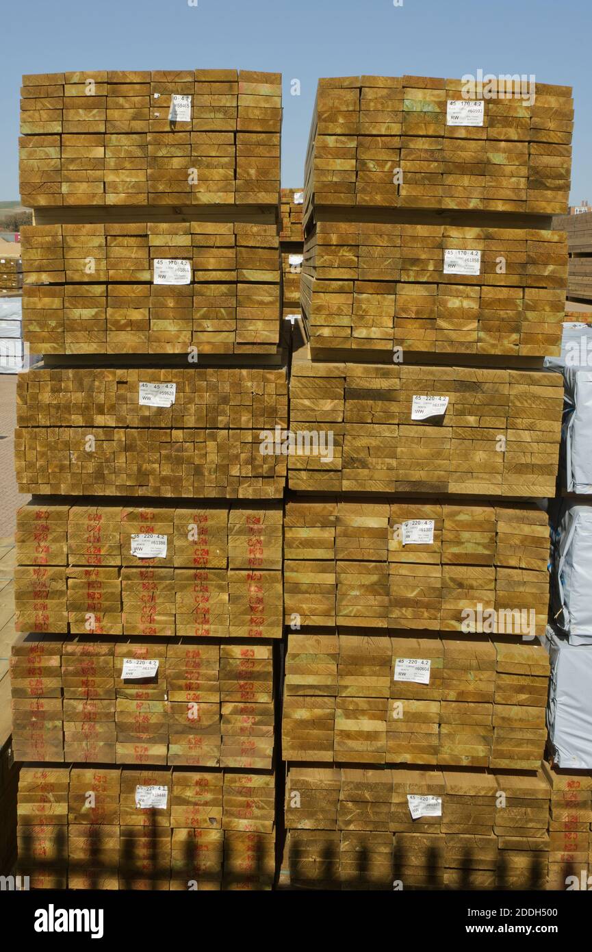 Piles de cargaison de bois à Shoreham, West Sussex, Angleterre. Banque D'Images