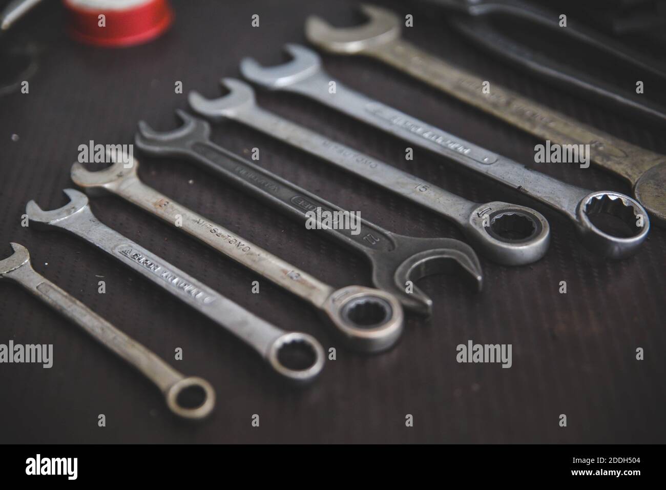 Un cliché sélectif de différentes tailles de clés sur une surface lisse Banque D'Images