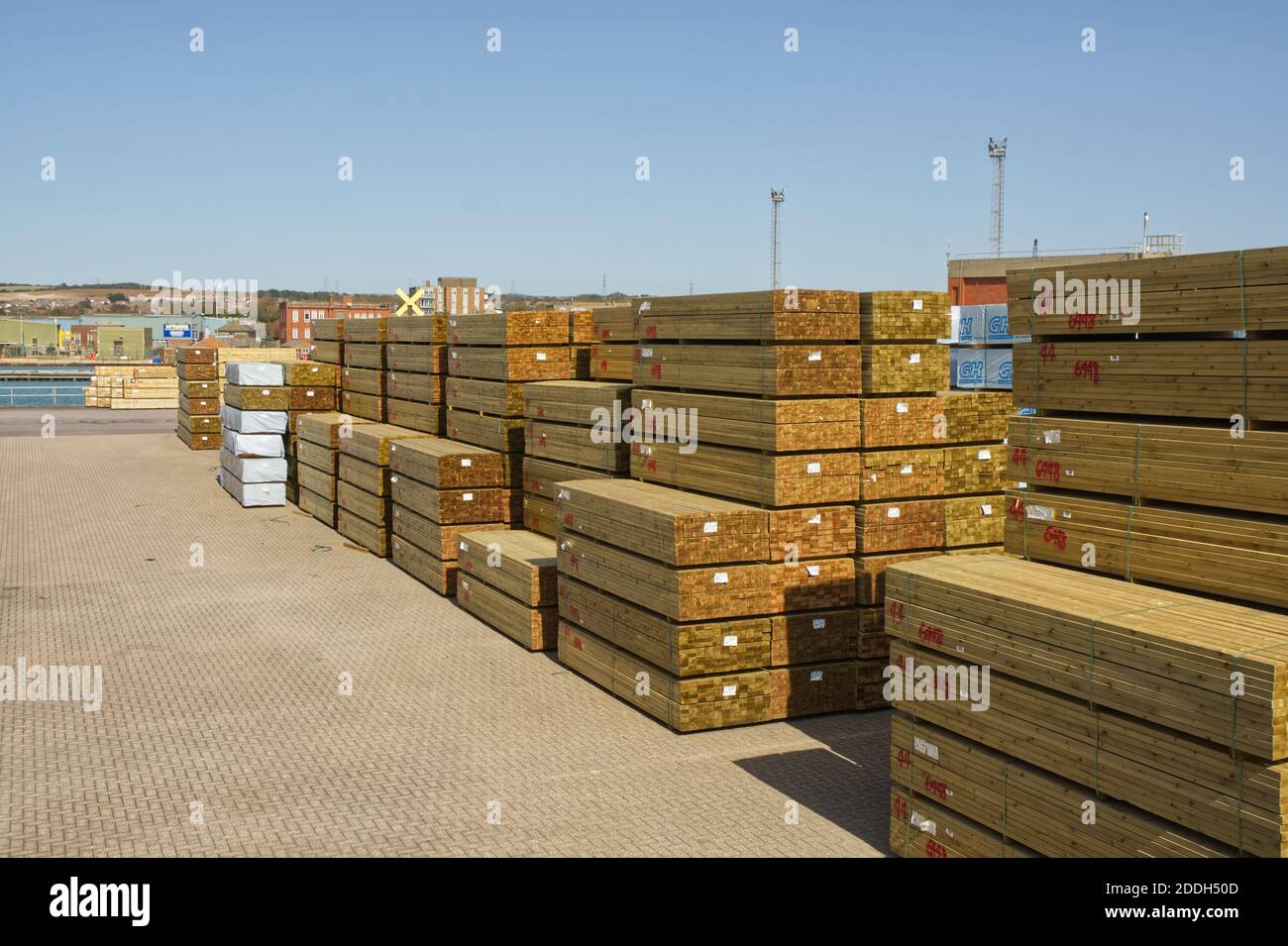 Des piles de cargaison en bois sur le quai à Shoreham, West Sussex, Angleterre. Banque D'Images